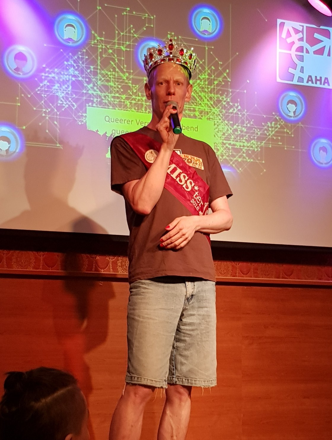Gaby Tupper steht bei einem unserer ersten queeren Vernetzungsabende auf der Bühne der AHA Berlin